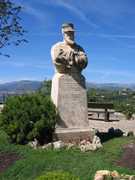 Памятник в Мужене, Франция – фотографии Франции