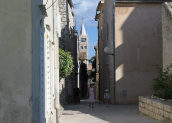 Улица в Раб, Хорватия – фотографии Хорватии