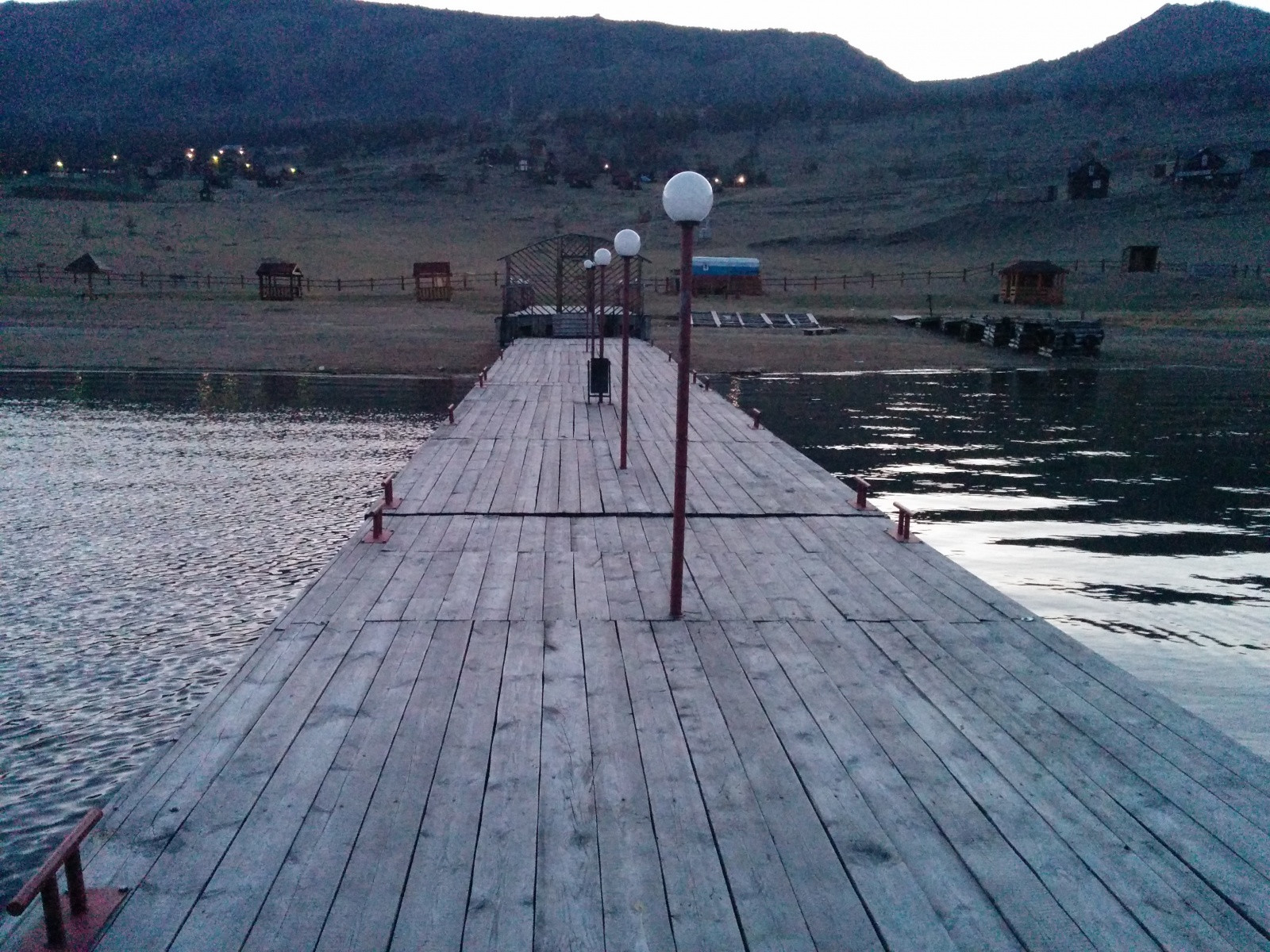 Вид с пирса на турбазу Алтан – фотографии России