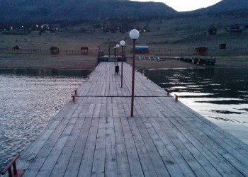 Вид с пирса на турбазу Алтан – фотографии России