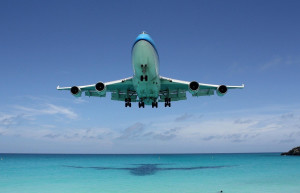 Боинг идёт на посадку к пляжу Махо-Бич, Синт-Мартен – фотографии Синт-Мартена