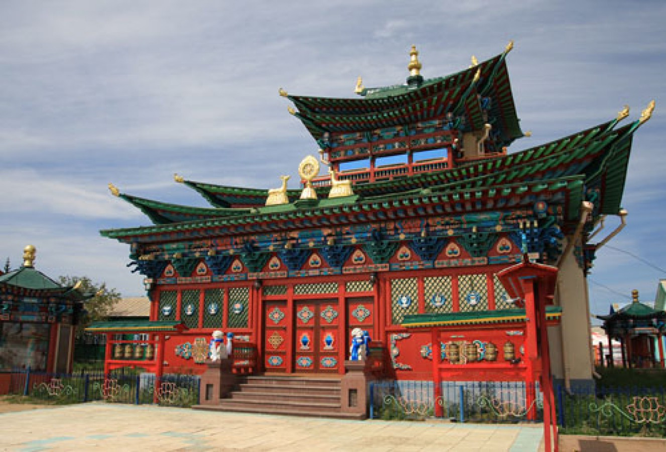 Иволгинский дацан (Ivolginsky datsan) – это целый комплекс, состоящий из десятка красочных храмов – фотографии России