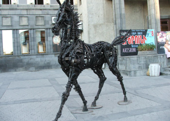 Скульптура лошади в Ереване, Армения – фотографии Армении