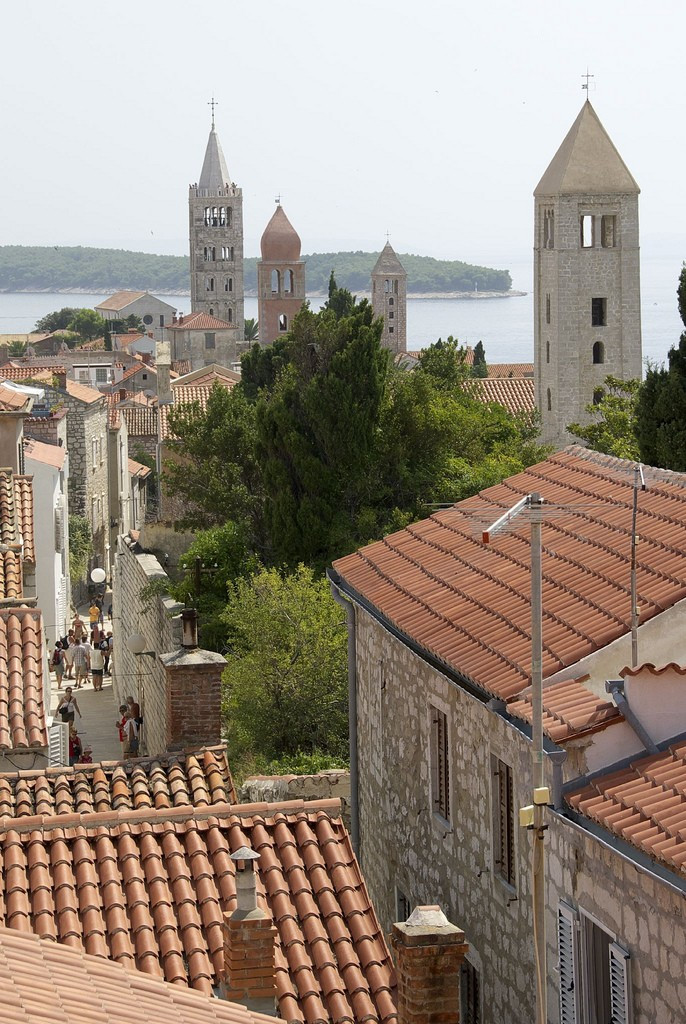 Крыши домов в Раб, Хорватия. Фото 15 – фотографии Хорватии