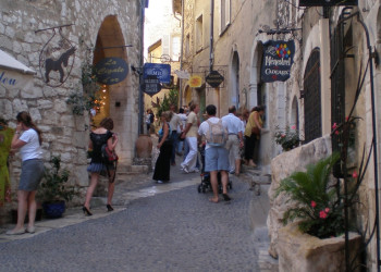 Туристы в Сен Поль де Ванс, Франция – фотографии Франции