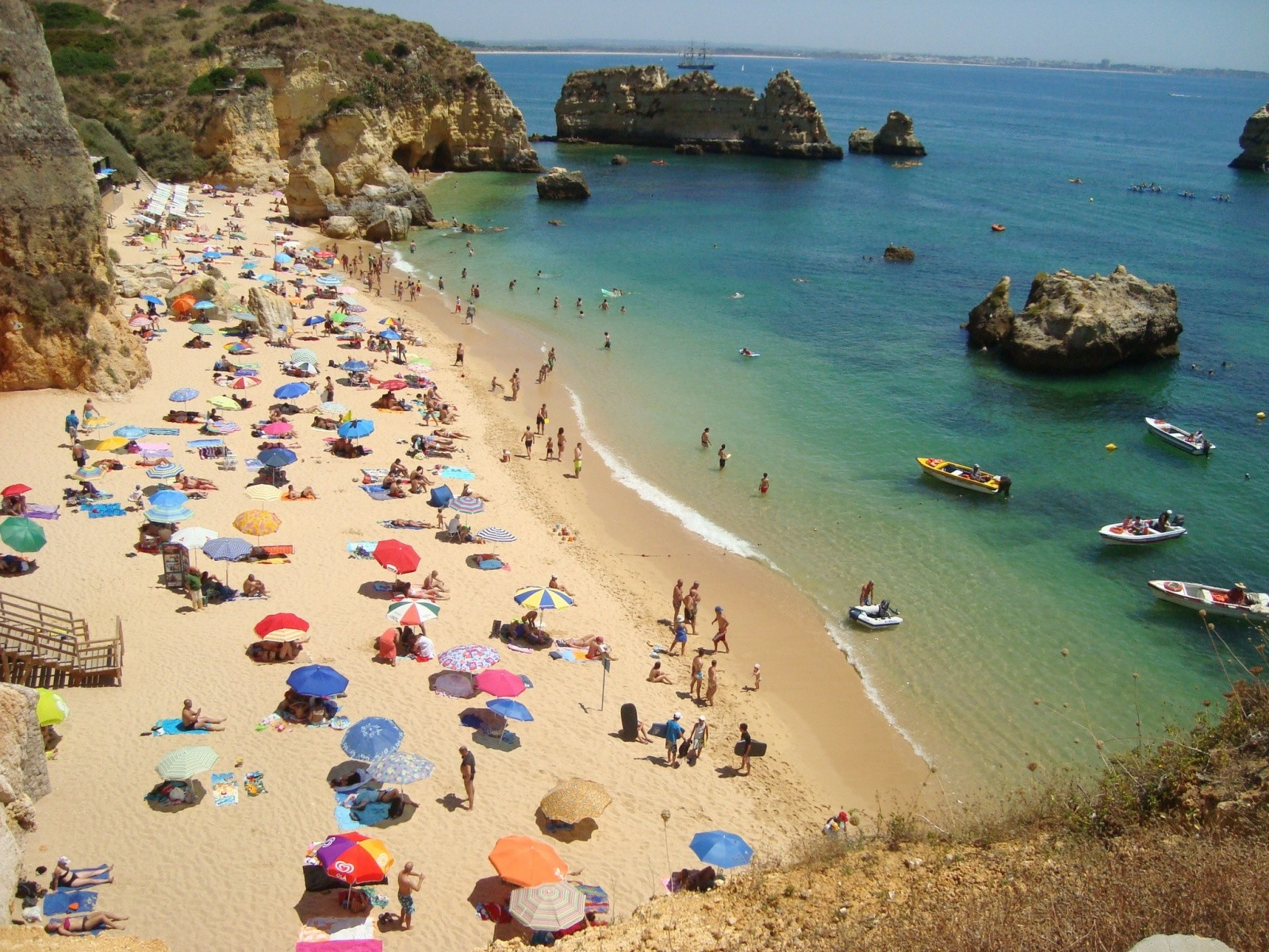 Уютный классный пляж в регионе Алгарве – фотографии Португалии