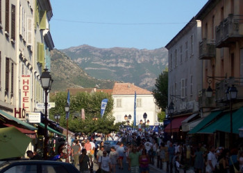 Люди в Сен-Флоране, Франция – фотографии Франции