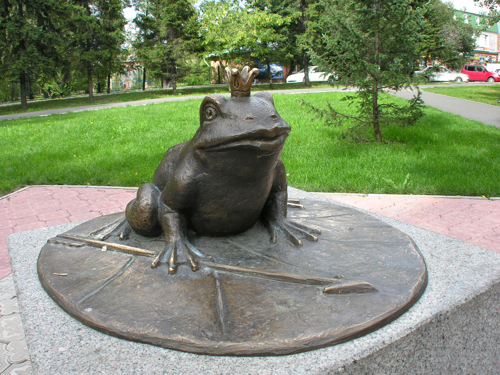 Памятник лягушёнку в Абакане – фотографии России