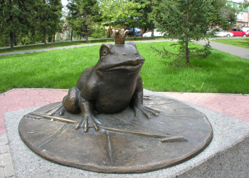 Памятник лягушёнку в Абакане – фотографии России