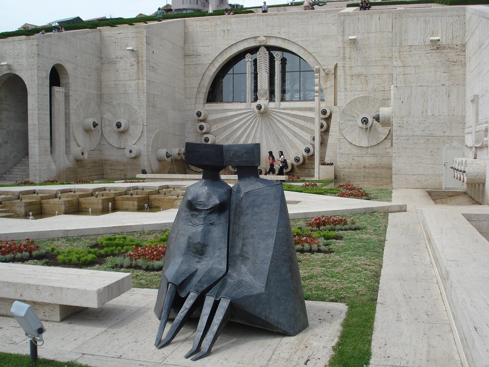 Памятник у монумента Каскад, Ереван, Армения – фотографии Армении