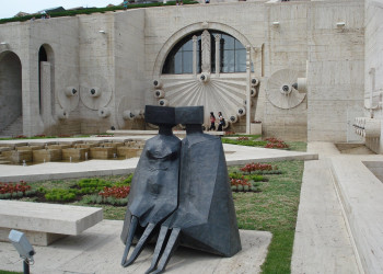 Памятник у монумента Каскад, Ереван, Армения – фотографии Армении