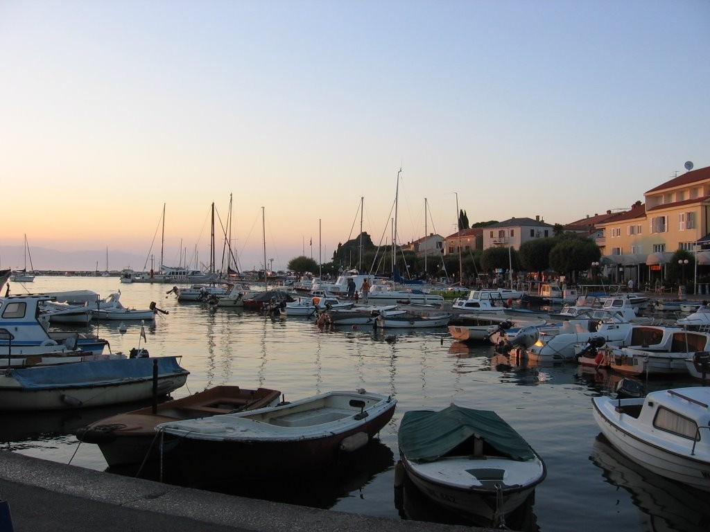 Лодки у причала в Малинске, Хорватия – фотографии Хорватии