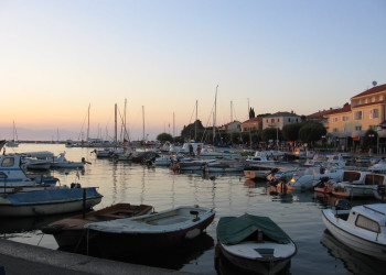 Лодки у причала в Малинске, Хорватия – фотографии Хорватии