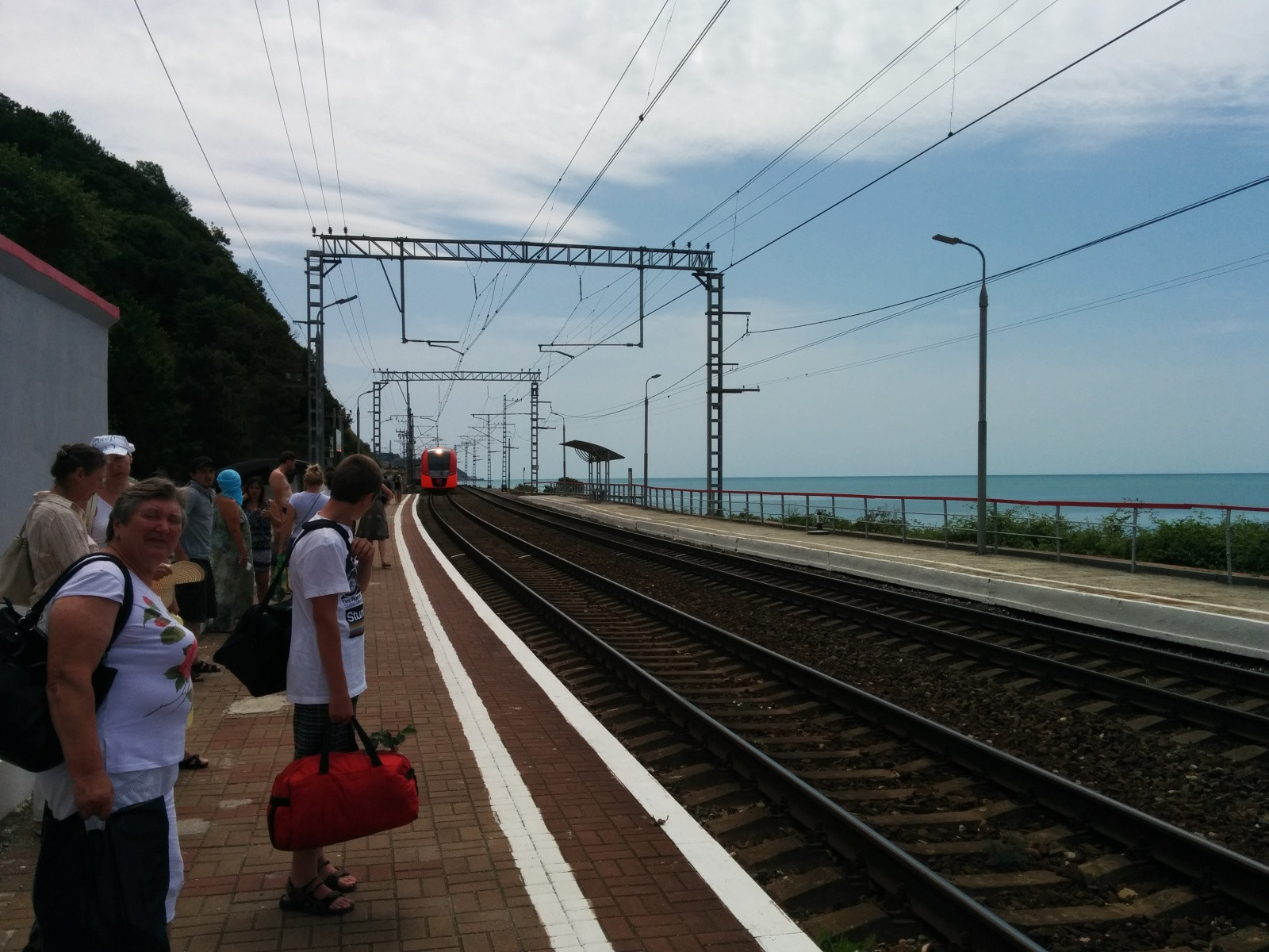Станция Южный, ждём электричку до Туапсе – фотографии России