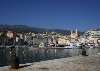 Набережная в Бастии, Франция – фотографии Франции