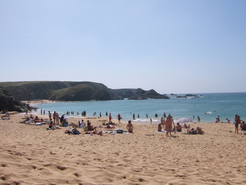 Люди на пляже в Бель-Иль, Франция – фотографии Франции