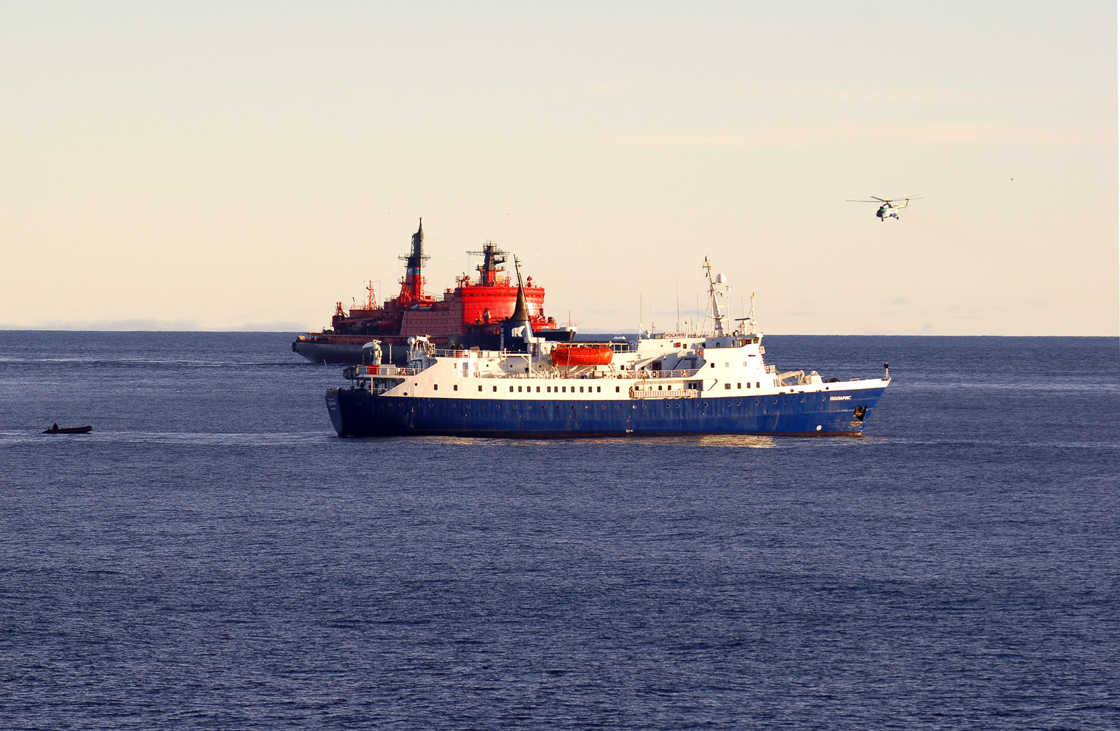 Туристы на кораблях в районе Земли Франца-Иосифа – фотографии России