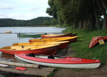 Лодки у озера в Палуше – фотографии Литвы