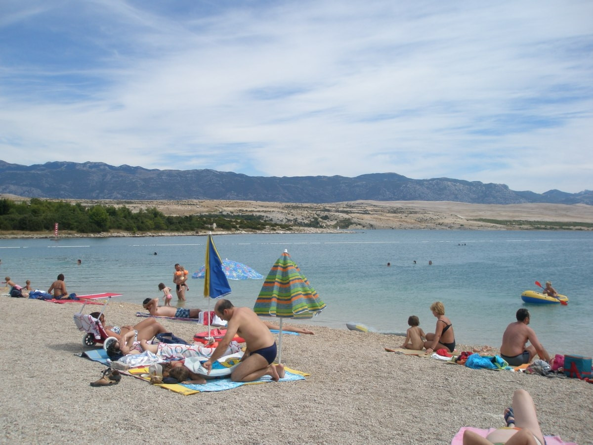 Люди на пляже в Новалья, Хорватия. Фото 3 – фотографии Хорватии