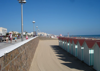 Набержная в Сен-Жан-де-Мон, Франция. Фото 1 – фотографии Франции