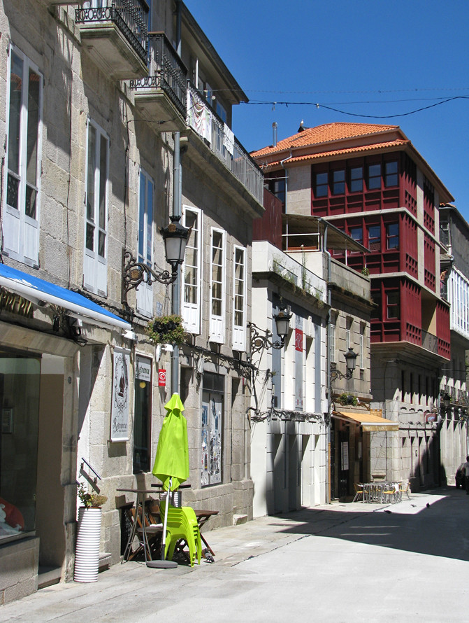 Жилые дома в городе Виго, Испания – фотографии Испании