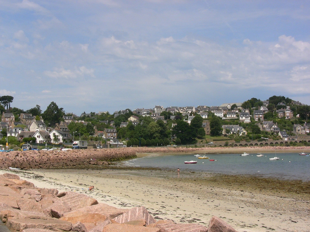 Пляж в Перроз-Гирек, Франция – фотографии Франции