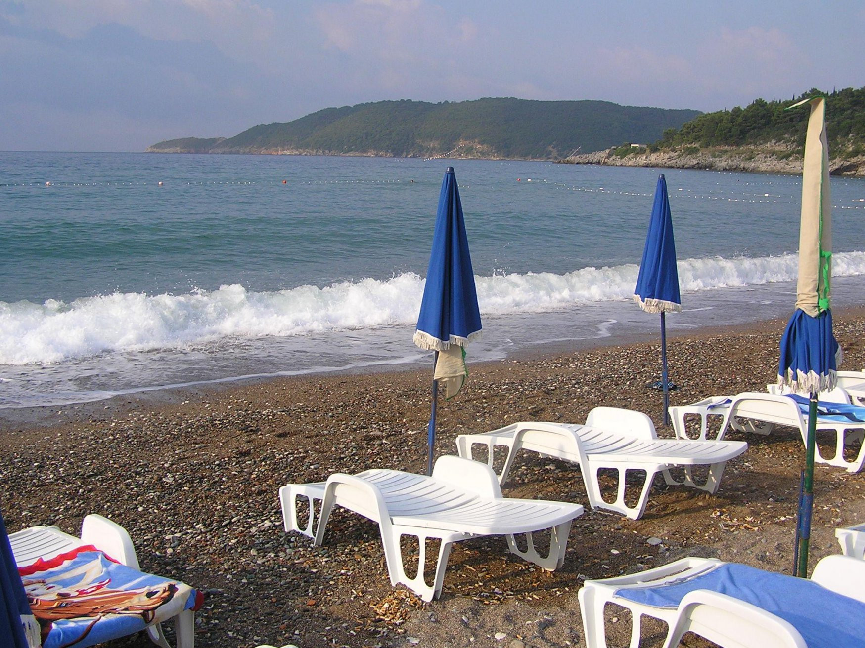 Шезлонги на пляже в Бечичи, Черногория – фотографии Черногории