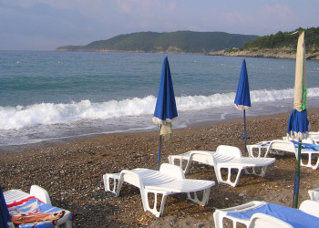 Шезлонги на пляже в Бечичи, Черногория – фотографии Черногории