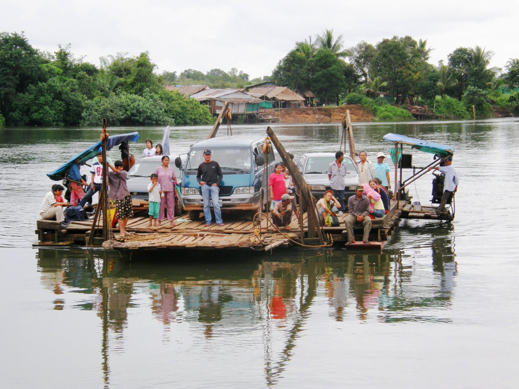 Люди на пароме в Кохконге, Камбоджа – фотографии Камбоджи