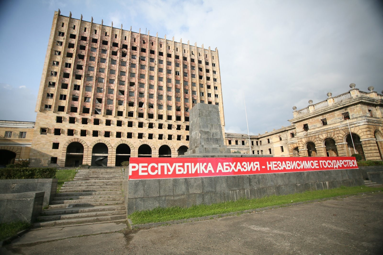 Дворец Правительства – фотографии Абхазии