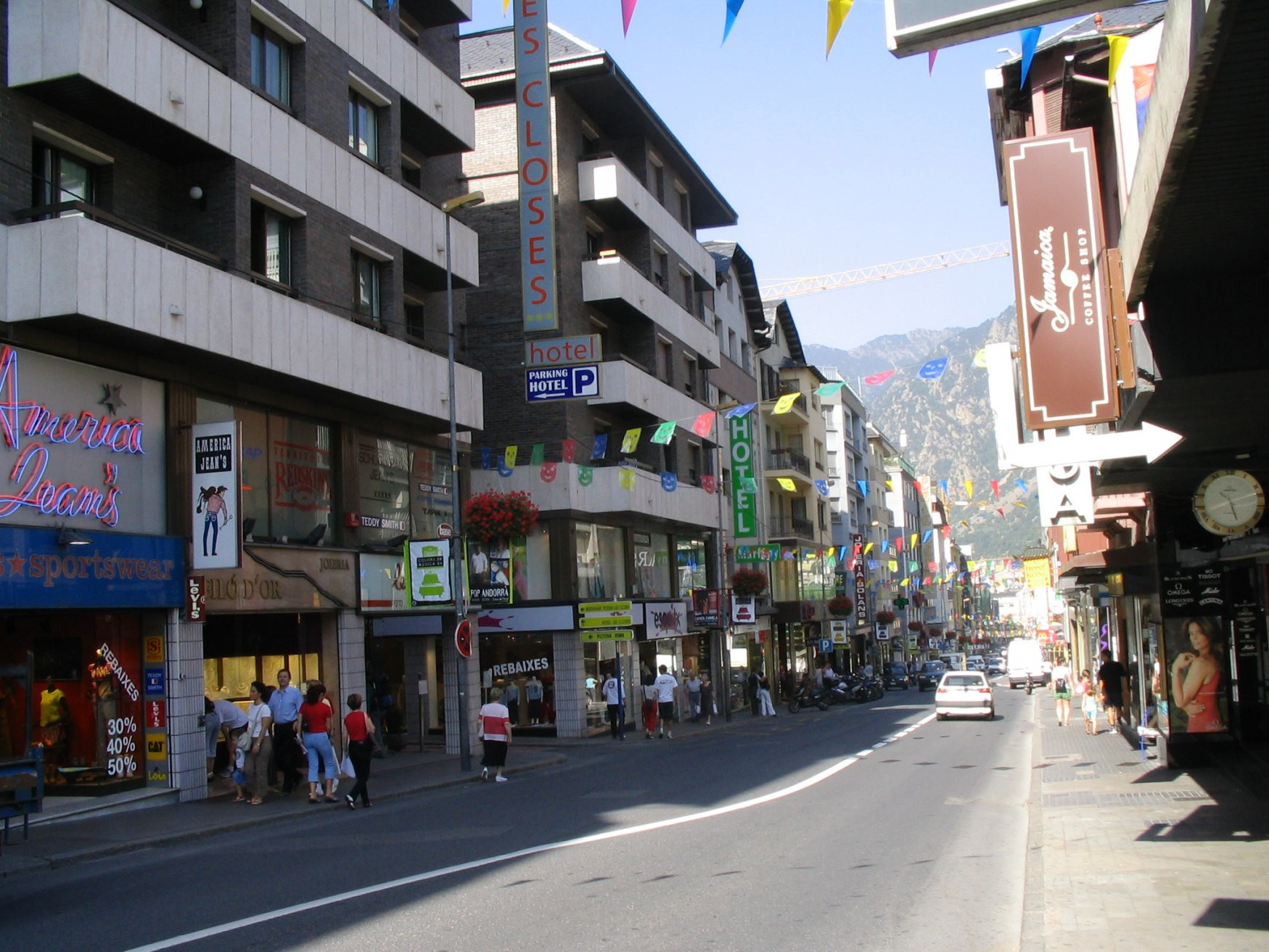 Типичная улица в Andorra la Vella – фотографии Андорры