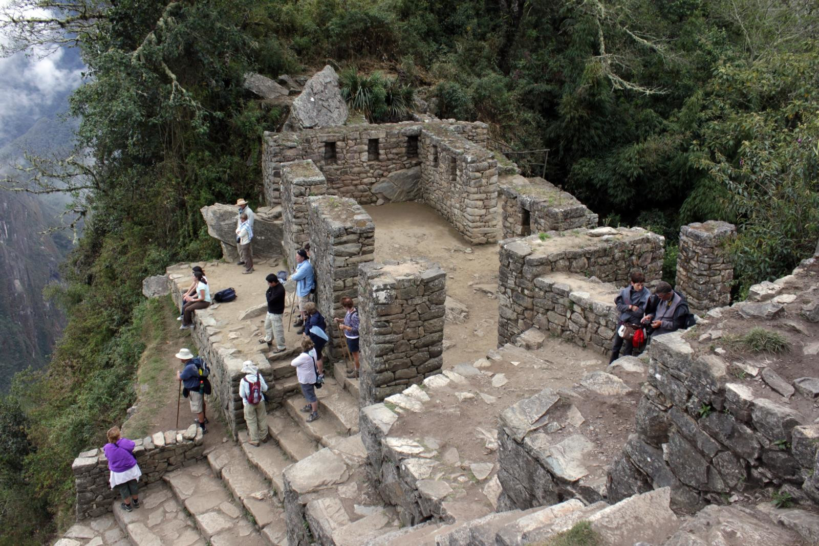 Туристы в Мачу-Пикчу – фотографии Перу