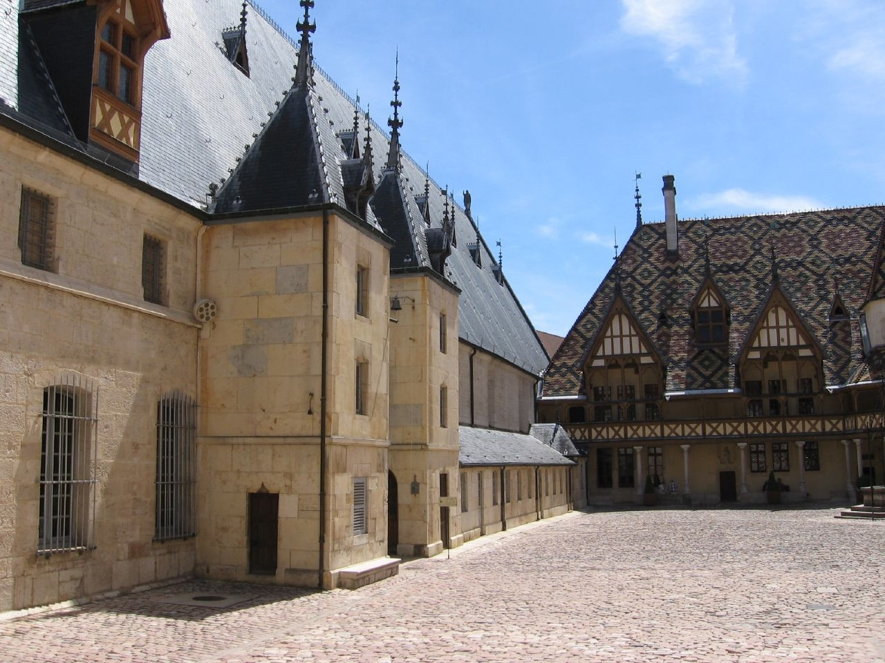 Архитектура в Боне, Франция – фотографии Франции