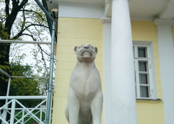 Парк Коломенское в Москве, лев у Дворцового павильона – фотографии России