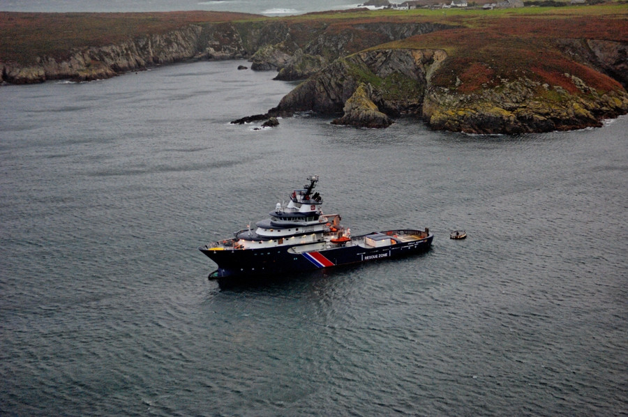 Корабль в море в Уэссане, Франция – фотографии Франции