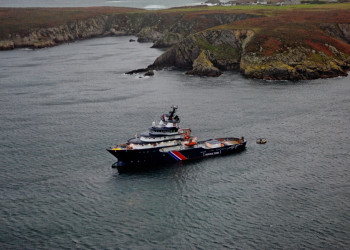 Корабль в море в Уэссане, Франция – фотографии Франции