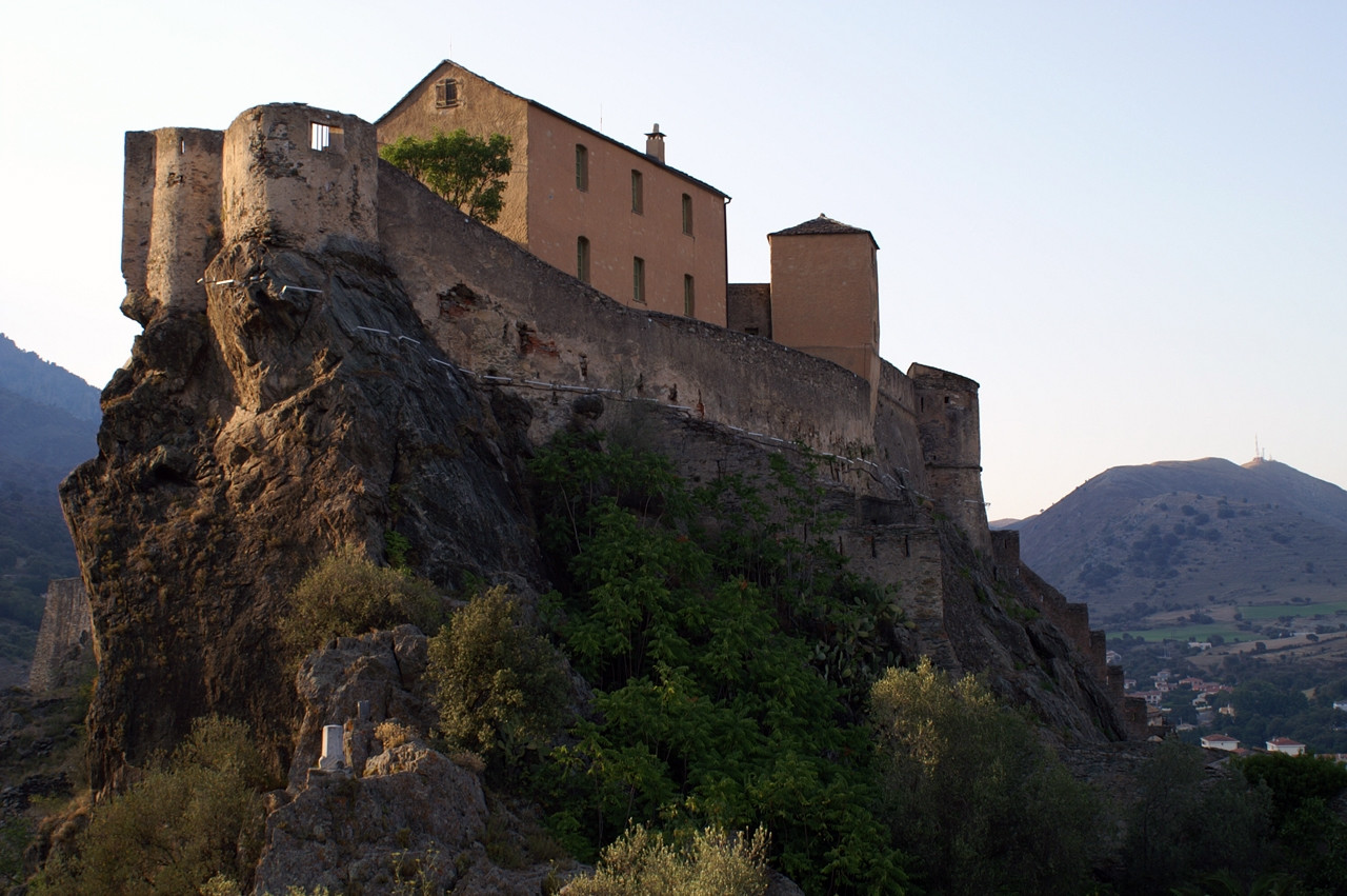 Дома на скале в Корте, Франция. Фото 13 – фотографии Франции