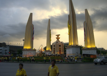 Монумент демократии в Бангкоке, Тайланд – фотографии Таиланда