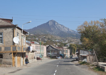 Улица в Дилижан, Армения – фотографии Армении