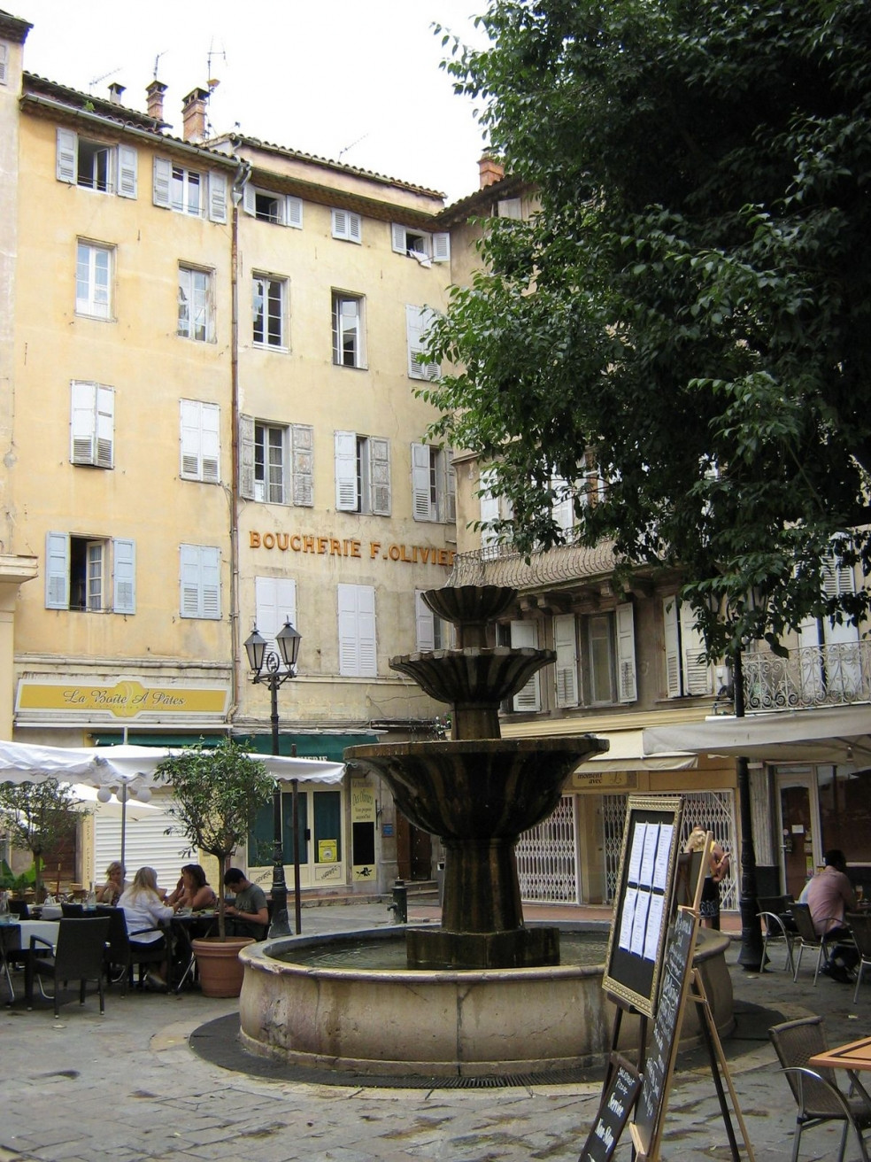 Фонтан в Грасс, Франция – фотографии Франции