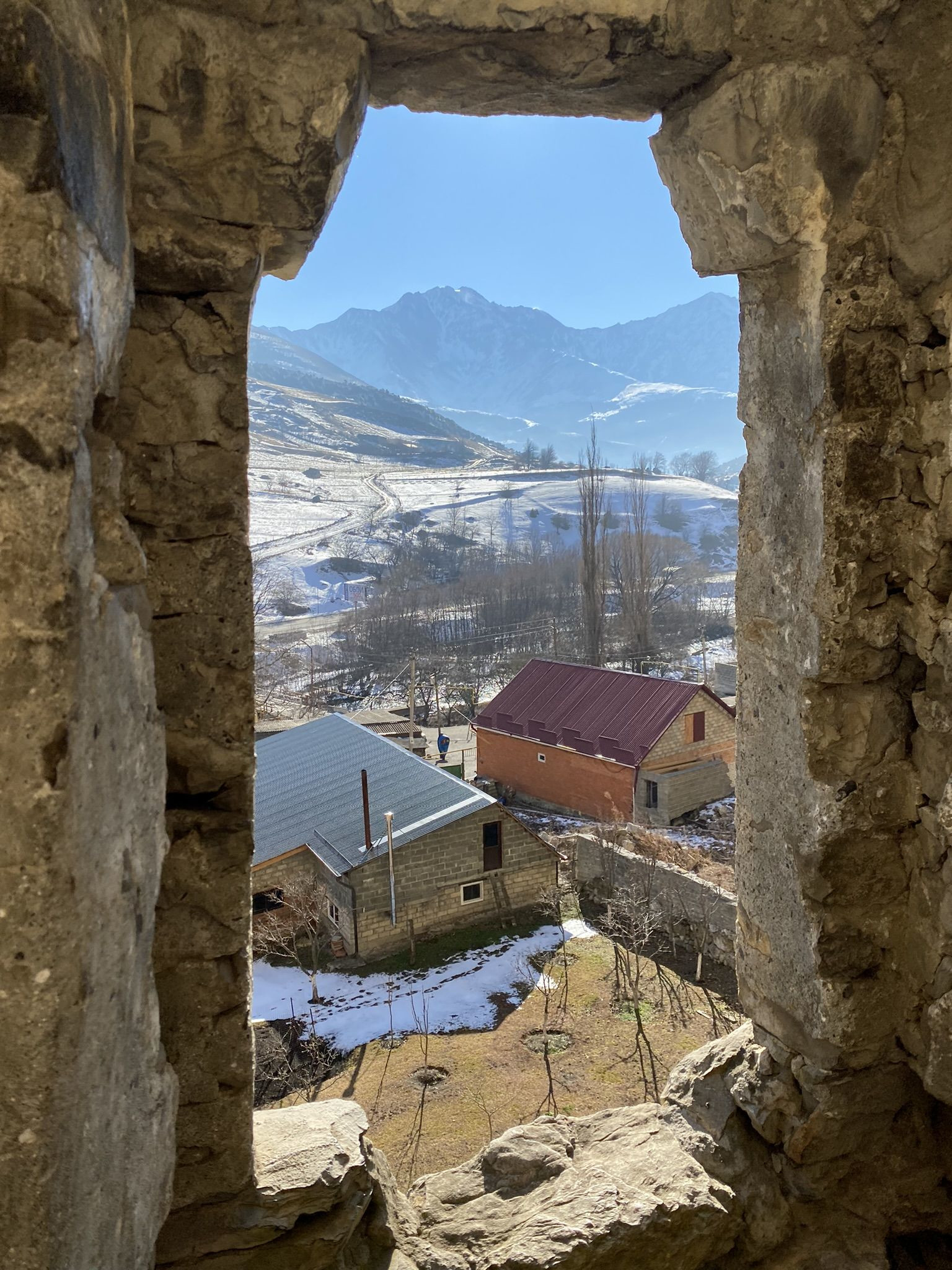 Вид на Осетию с окна крепости Дзивгис – фотографии России