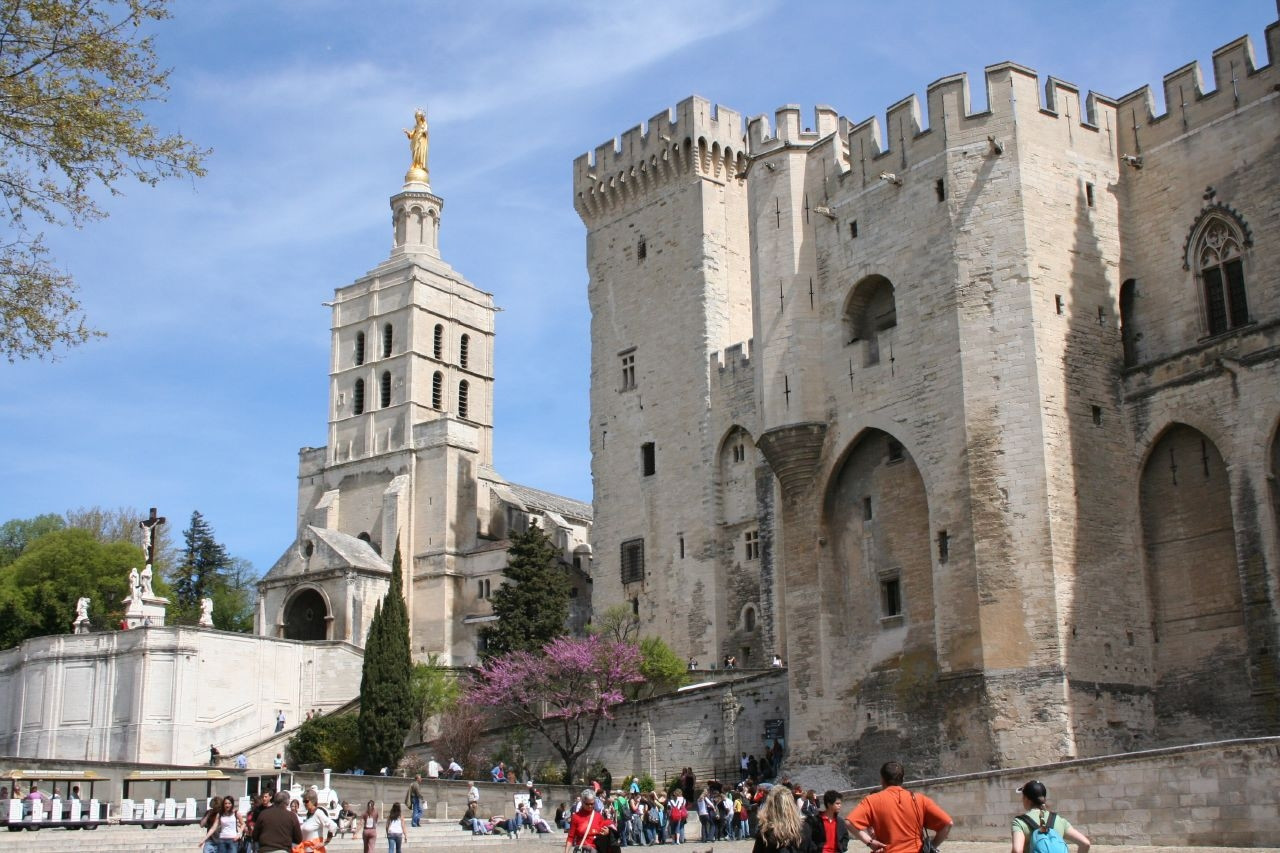 Туристы в Авиньоне, Франция – фотографии Франции