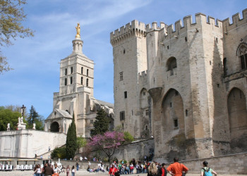 Туристы в Авиньоне, Франция – фотографии Франции