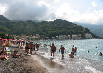 Люди на пляже в Бечичи, Черногория – фотографии Черногории