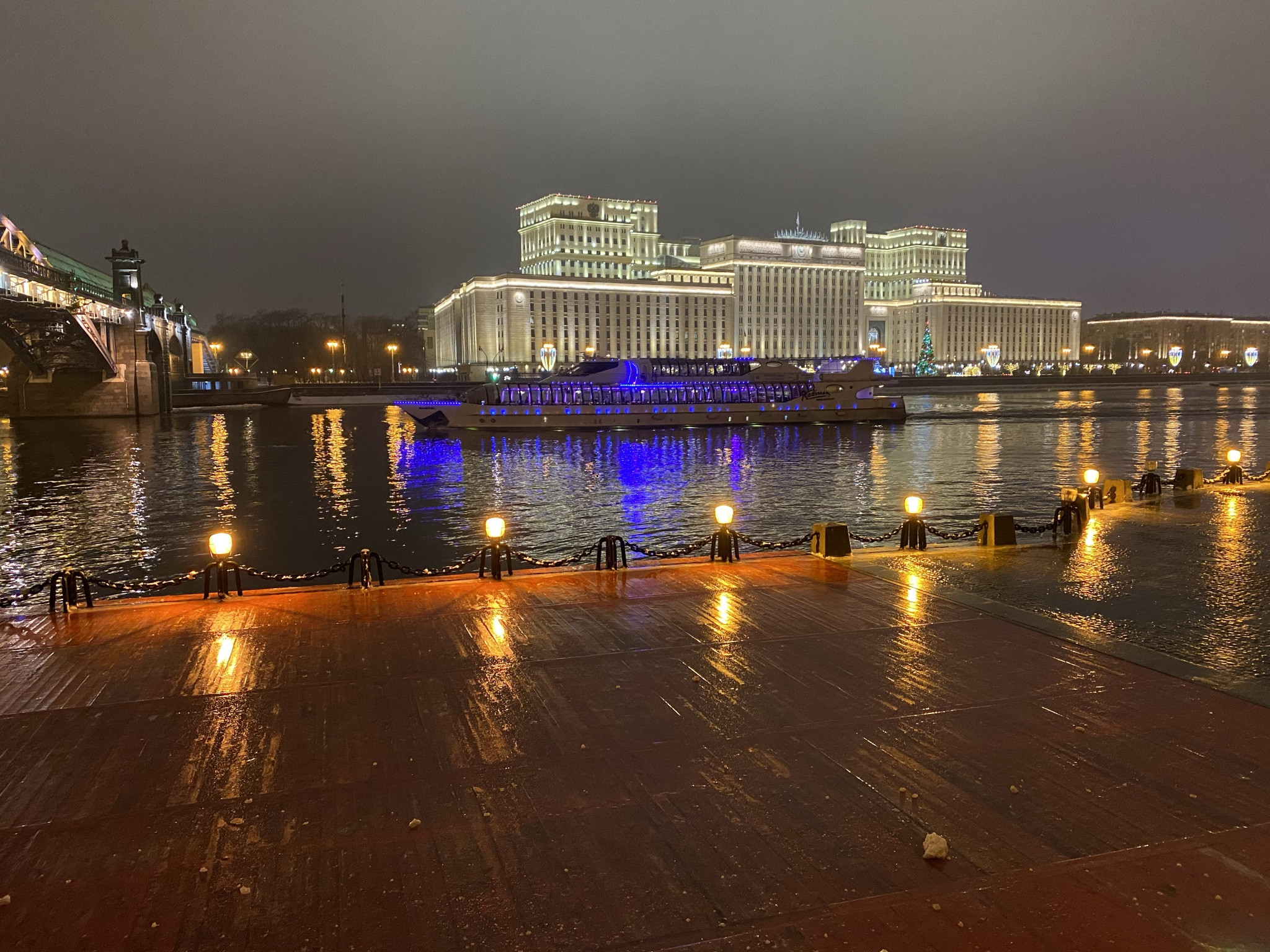 Вид на здание Минобороны со стороны парка Горького в Москве – фотографии России