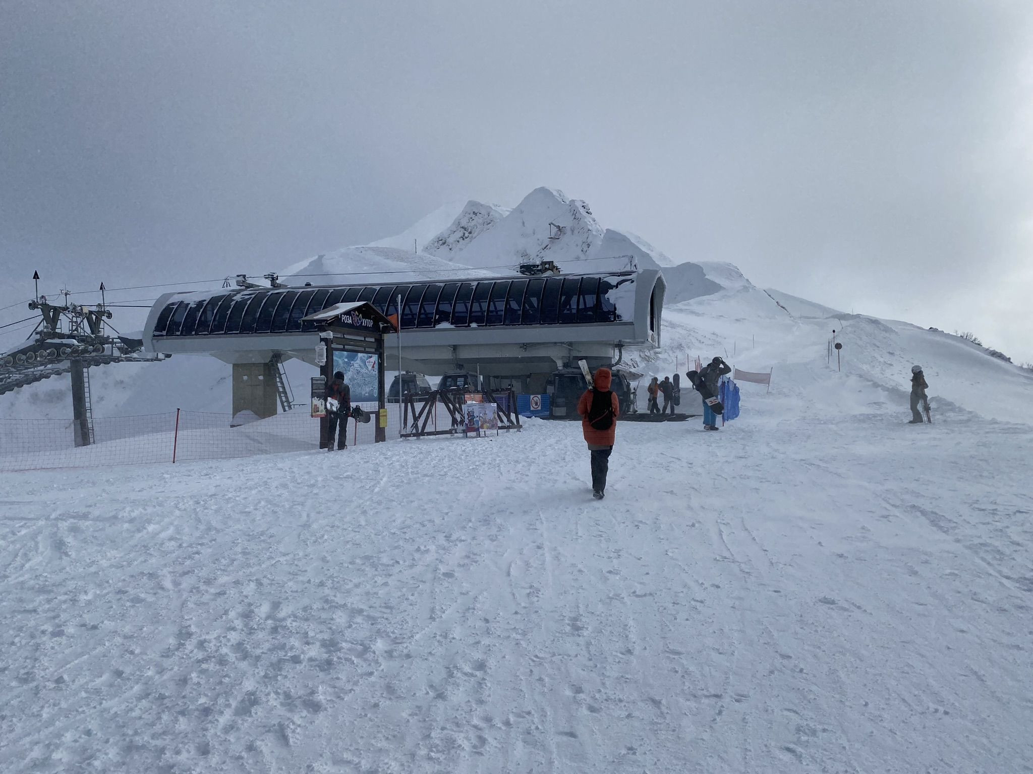 Вид на верхнюю станцию подъемника Тундра – фотографии России