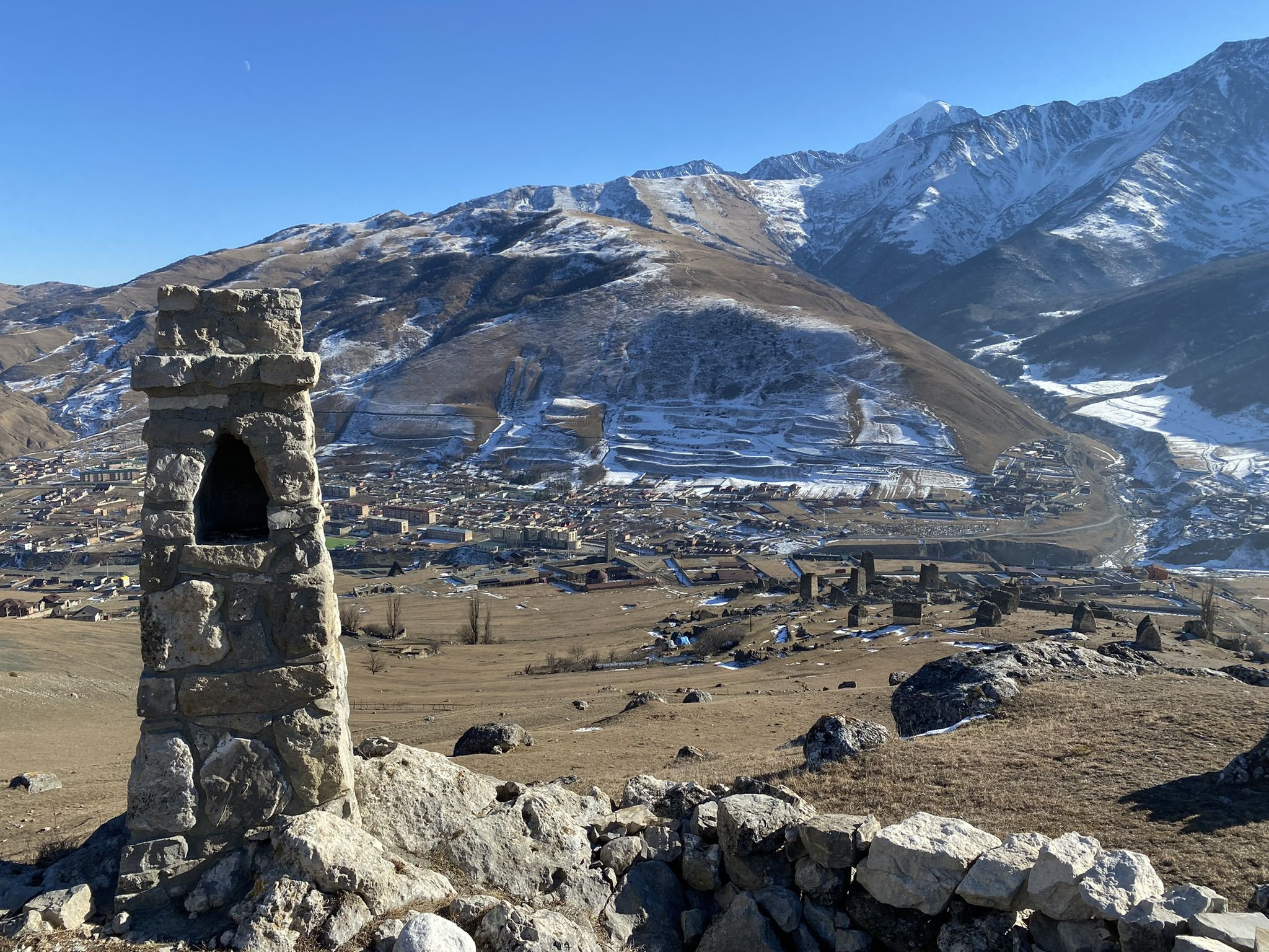 Старинное селение Цимити, вид на склепы, башни и разрушенные постройки – фотографии России
