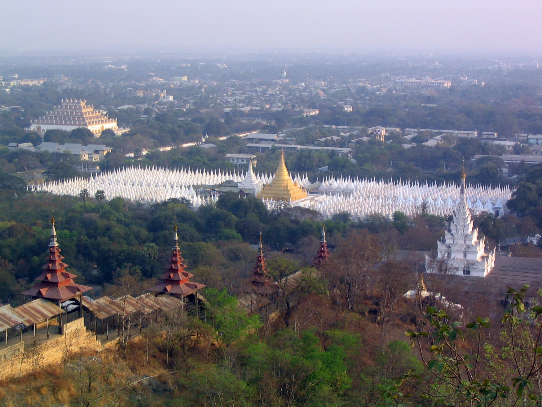 Панорама пагоды Кутодо (Kuthodaw Pagoda) – фотографии Мьянмы