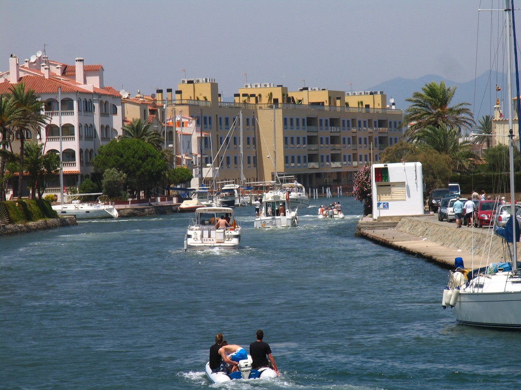 Каналы в испанском городке Эмпуриабрава – фотографии Испании