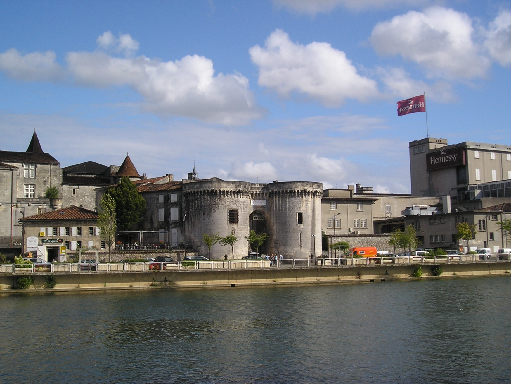 Набережная в Коньяке, Франция. Фото 2 – фотографии Франции